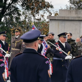 Výraz dalšího člena hradní stráže mluví za vše.