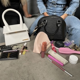 Obě mladé a úspěšné běžkyně ve volném čase milují menší kabelky, kde nesmí chybět dostatek rtěnek.