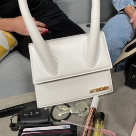 Vzhledem k velikosti ji Ester Bendová nepřeplňuje kosmetikou a má v ní pouze klíče k autu (kde má schované další nezbytnosti), doklady a z kosmetiky jen lesk na rty, parfém a nezbytný kartáček na pročesání prodloužených řas.