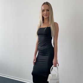 Ester Bendová má ráda malé kabelky a oproti sestře Nikole používá méně líčidel.