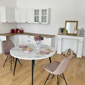 Bára Mottlová a její dokonalá kuchyň pro focení nejrůznějších produktů.