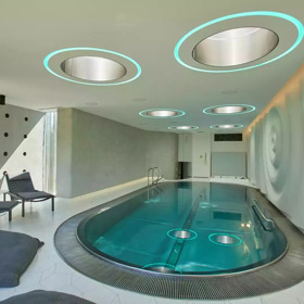 Vila disponuje i krytým bazénem.