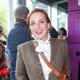 Rozevřenou fazonu vyplnila nepřehlédnutelná blůza s fiží s volánky.