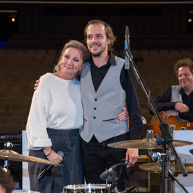 Bára ukázala svého zetě, který je bubeníkem orchestru Karla Vlacha. 