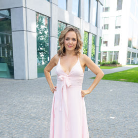 Lucie Vondráčková vynesla bez podprsenky růžové šaty z dílny návrháře Dominika Navrátila.