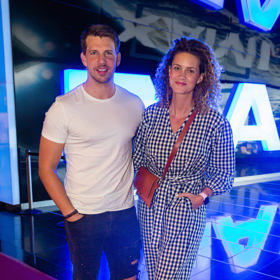 Muzikálový zpěvák Peter Pecha zvolil do kina elegantní klasiku v podobě bílého basic trička, tenisek a džín.