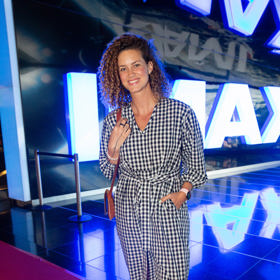 Jeho žena Kateřina Pechová byla o poznání kreativnější a oblékla černo-bílý kostkovaný overal, který doplnila teniskami a koženou hnědou crossbody kabelkou.