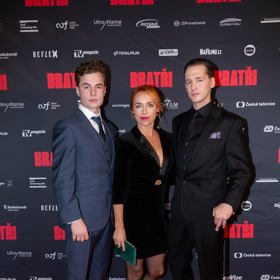 Oskar Hes a Jan Nedbal pózují s herečkou Tatianou Dykovou.