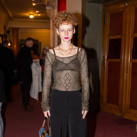 Dcera Jitky Asterové, Anna Kameníková, se předvedla v průhledném topu a dlouhých širokých kalhotách. Outfit doplnila zlatým řetězem a náušnicemi. 