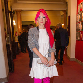 Finalistka StarDance, zpěvačka Tereza Mašková, vsadila na svoji oblíbenou růžovou - nazula výstřední kozačky v barvě Viva Magenta a doplnila je bílými koktejlkami se stříbrným flitrovaným bomberem. 