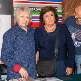 Doktorka Michaličková popřála nové knize Václava Neckáře hodně spokojených čtenářů.