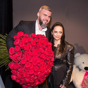 Partner Lucie Bílé, Radek Filipi, ji po každé premiéře odmění pugétem rudých růží.