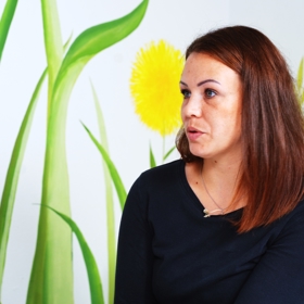 Klára pobývá v oddíle pro matky s dětmi se svou nyní již dvouapůlletou dcerou. 