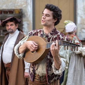 Filip Březina si v pohádce Klíč svatého Petra zahrál potulného muzikanta.