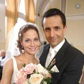 Tomáš Krejčíř v seriálu Rodinná pouta s kolegyní Klárou Jandovou.