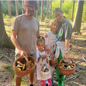 Lucie v otevřeném rozhovoru s Bárou Hlaváčkovou popsala, jak dnes rodina žije a jaké důsledky pro manžela odpykaný trest má. Dozvíte se také, jak probíhaly Luciiny návštěvy ve vězení.