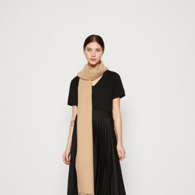 Kozačky a midaxi délka, to je trend současnosti. Šála rozměrů XL je jen dalším prvkem symbolizujícím nejnovější módní směr. (La Strada Unica)