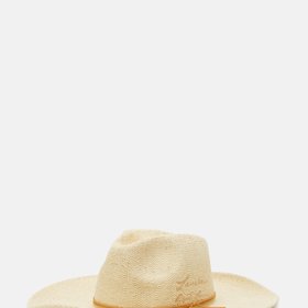 Fedora v odlehčeném provedení. Slaměné kousky rozhodně nemusíte přehlížet ani při výběru doplňků na dostihové závodiště. Lauren Ralph Lauren, 1 900 Kč