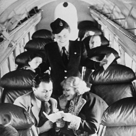 Herci Jára Pospíšil a Nelly Gaierová v roce 1938 na palubě Československých státních aerolinií. Nad nimi je letuška Therezia Thurn Taxis.