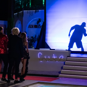 Majlo do vily vtrhl tanečním číslem.