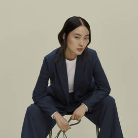 Kalhotový kostým. Jasná volba, které mladistvý look dodá kombinace s basic tričkem a teniskami.