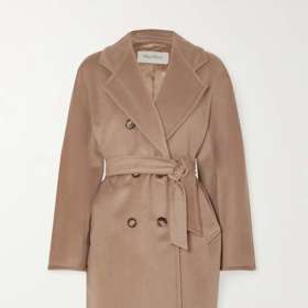 Ikonický plášť Max Mara Camel Coat, model 101 801, cena na oficiálních stránkách značky je 65 700 Kč. Pár tisíc ušetříte, poohlédnete-li se po e-shopech s luxusní módou.