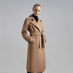 Model Manuela. Další z ikonických plášťů značky Max Mara.