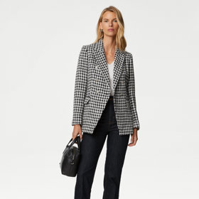 Nestárnoucí hvězdou je ale i klasická velikost oblíbeného motivu. (Marks & Spencer, 2 999 Kč)