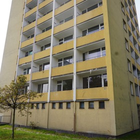 Dům stojí uprostřed sídliště.