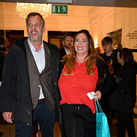 Sestra Ondřeje Brzobohatého, Rola, oblékla na slavnostní premiéru oranžovou košili a černé společenské kalhoty.