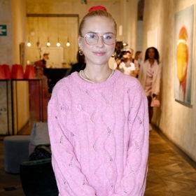 Influencerka Mariana Prachařová se nezapomněla vyzdobit růžovou mašličkou na podporu onkologicky nemocných pacientů.