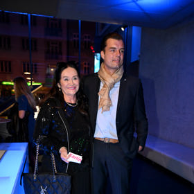 Dvojice vypadá spokojeně. 