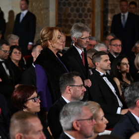 Bývalá první dáma Dagmar Havlová oblékla na předávání státních vyznamenání fialovou róbu a černý kožíšek bez rukávů.