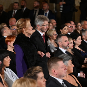 Fialovou róbu vytvořila pro Dagmar Havlovou módní návrhářka Beata Rajská.