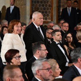 Bývalá první dáma Livia Klausová vynesla na předávání státních vyznamenání černou róbu, přes kterou oblékla bílý kožíšek s dlouhým rukávem.