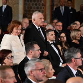 Livia Klausová doplnila kožíšek a černou róbu masivním perlovým náhrdelníkem.