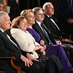 Livia Klausová usedla během předávání státních vyznamenání hned vedle Dagmar Havlové.