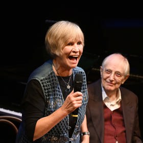 Jitka Molavcová jednu z divokých básniček -  Chleba - dokonce zhudebnila.