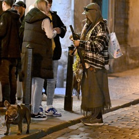 Ten je známý svými prohlídky o pražském podsvětí a ukazuje odvrácenou tvář života na ulici.