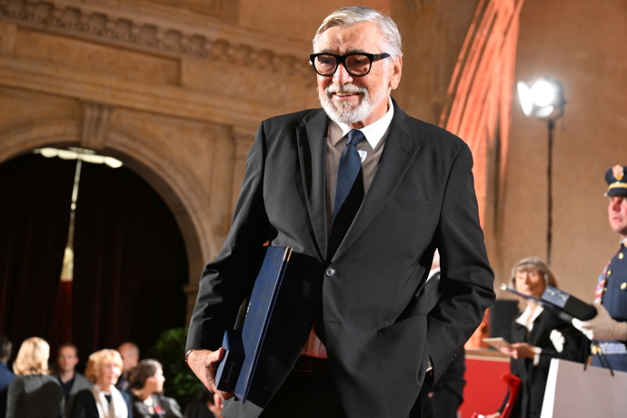 FOTO: Jiří Bartoška rozdával úsměvy na všechny strany. – stránka 673