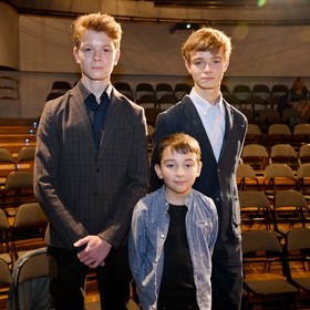 Josef s Antonínem natočili krátké filmy na motivy básniček Aleny Müllerové. Pomáhal jim s nimi také Štěpán Jan Bubeníček (uprostřed).