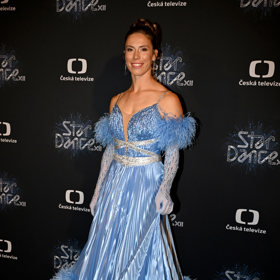 Valčík Evě Adamczykové trochu komplikovala opeřená sukně.