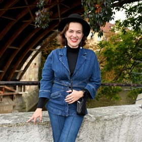 Marta Jandová na křtu knihy herečky Kristýny Janáčkové v celodžínovém outfitu.