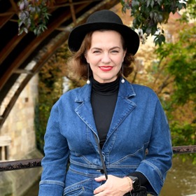 Model z klasicky modré džínoviny zpěvačka doplnila černou.