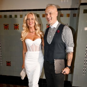 Mezi gratulanty nechyběl například Jaro Slávik, který vyrazil ve vestě a pruhované košili.