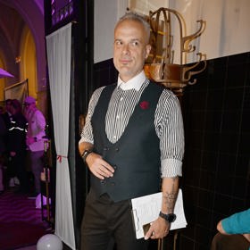 Vestu Jaro Slávika zdobil výrazný detail v podobě červeného květu.