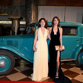 Herečky Eliška Křenková a Martha Issová. 