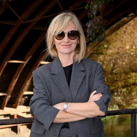 Herečce nechyběly luxusní hodinky, třeba oblíbené hodinky Cartier a luxusní kabelka.