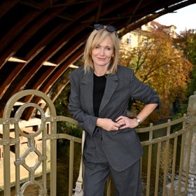 Aňa Geislerová dorazila na křest knihy své švagrové v šedivém obleku v pánském stylu.