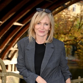 Také Aňa sáhla po černé  jako doplňkovém odstínu k šedivé barvě saka a kalhot.